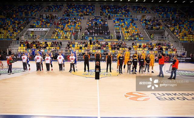 斯洛特两度弃用萨拉赫收奇效，利物浦四场不败迎欧冠胜利（斯洛特两次雪藏萨拉赫见成效，利物浦四战不败迎来欧冠胜利）