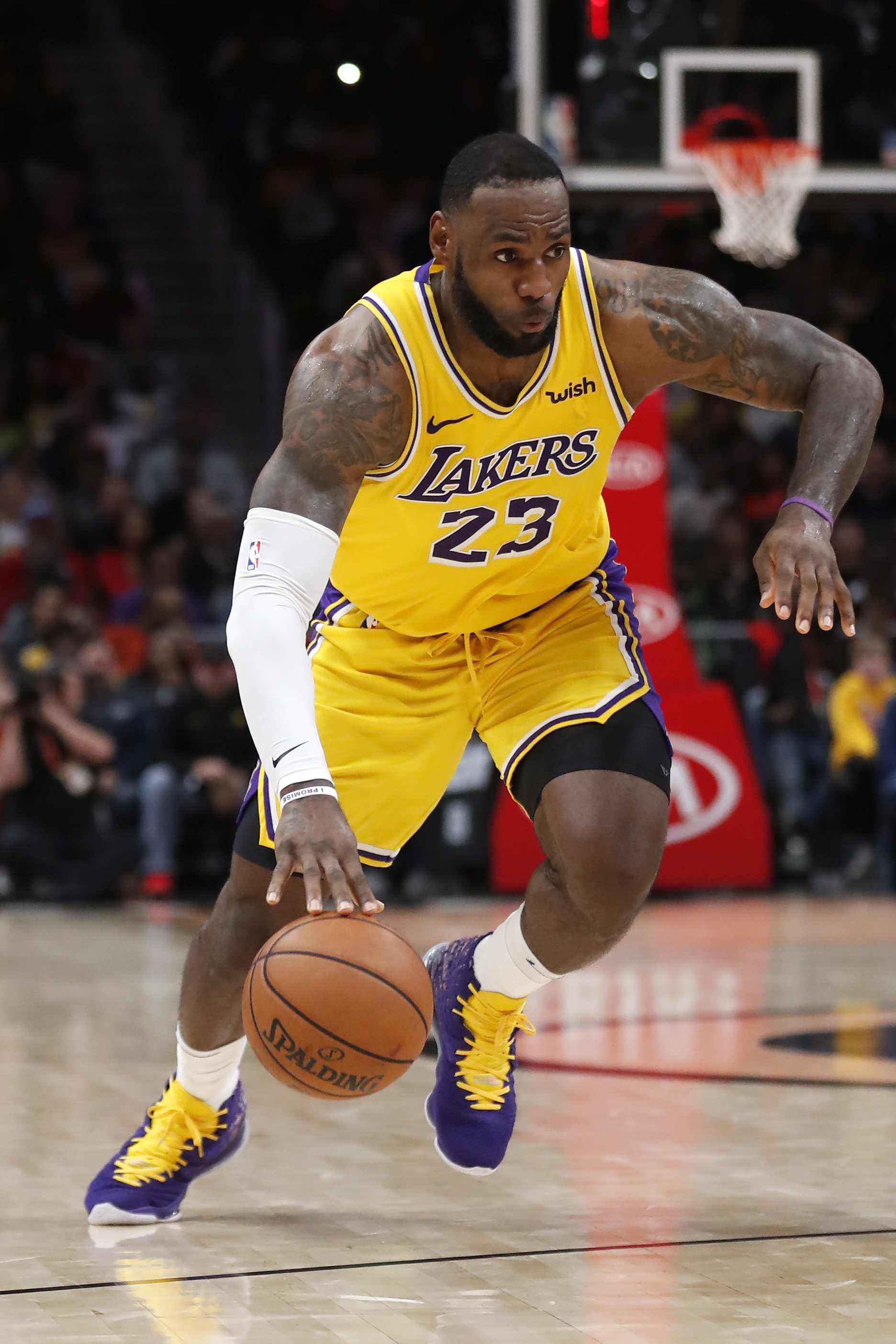 南通发布：苏超南通队载誉而归，3000多名球迷迎接城市英雄（南通发布：苏超南通队凯旋，三千余球迷迎接城市英雄）