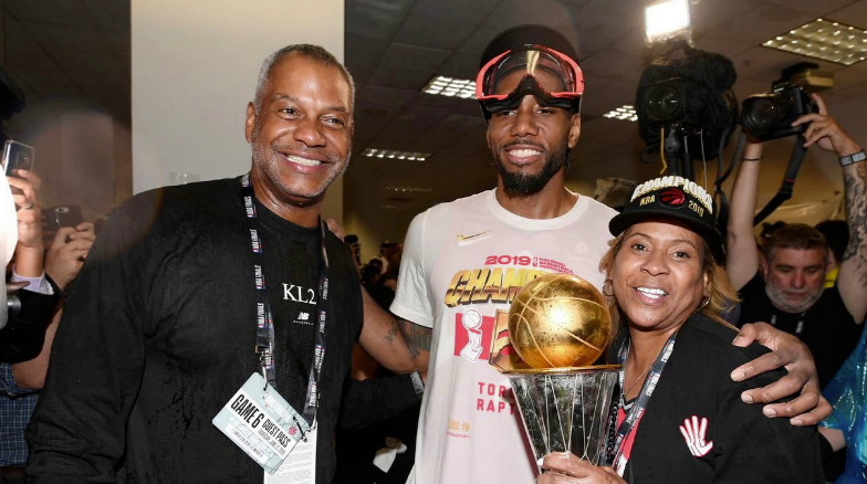 前锋单场双响，全场瞩目（前锋梅开二度，全场焦点）